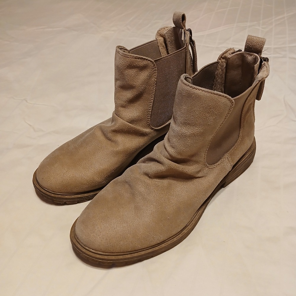 Womens Sz 8.5 Beige Suede Chelsea Boots Back Zip Ankle Booties Fashion Footwear